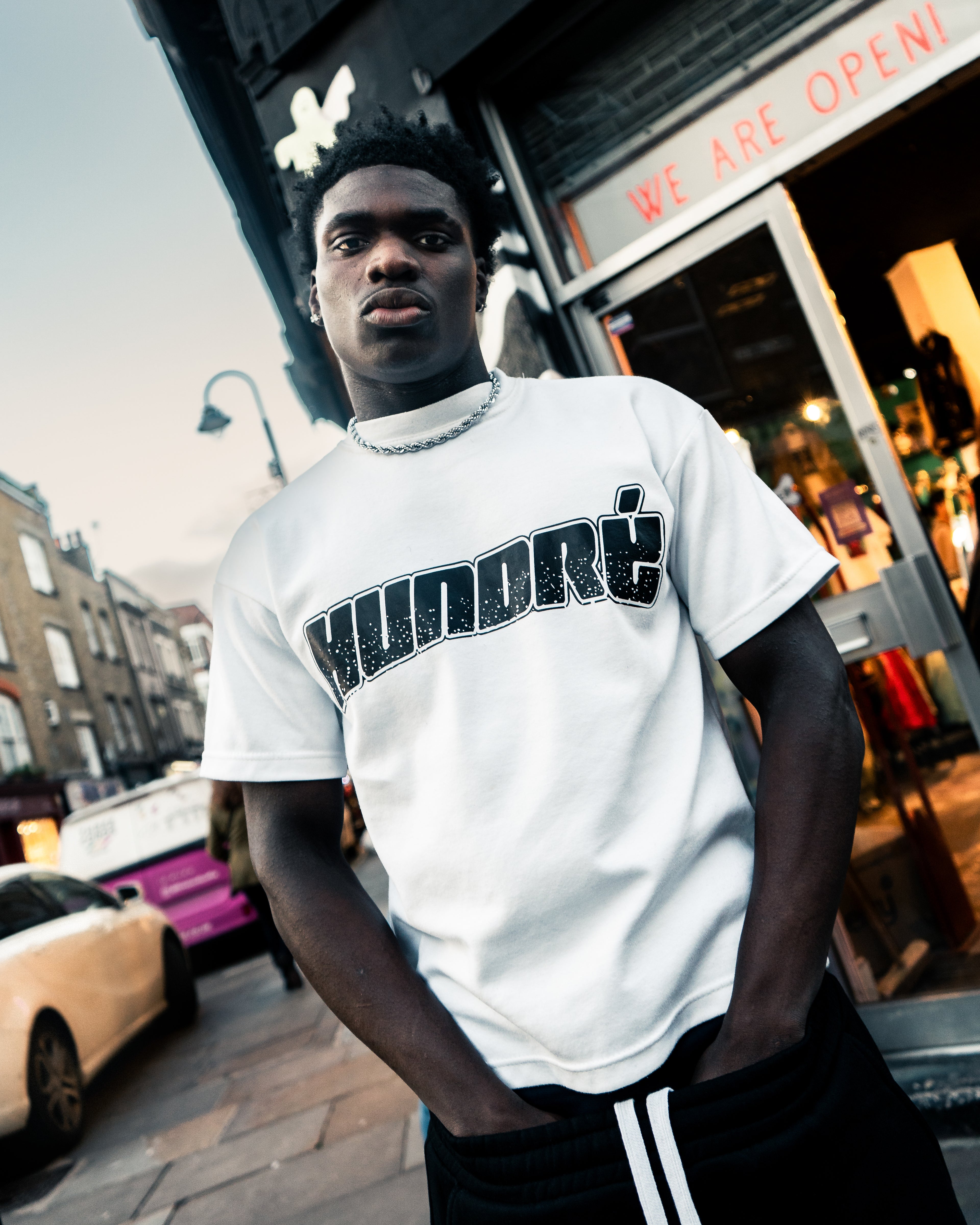 B/W HUNDRÉ BOXY TEE
